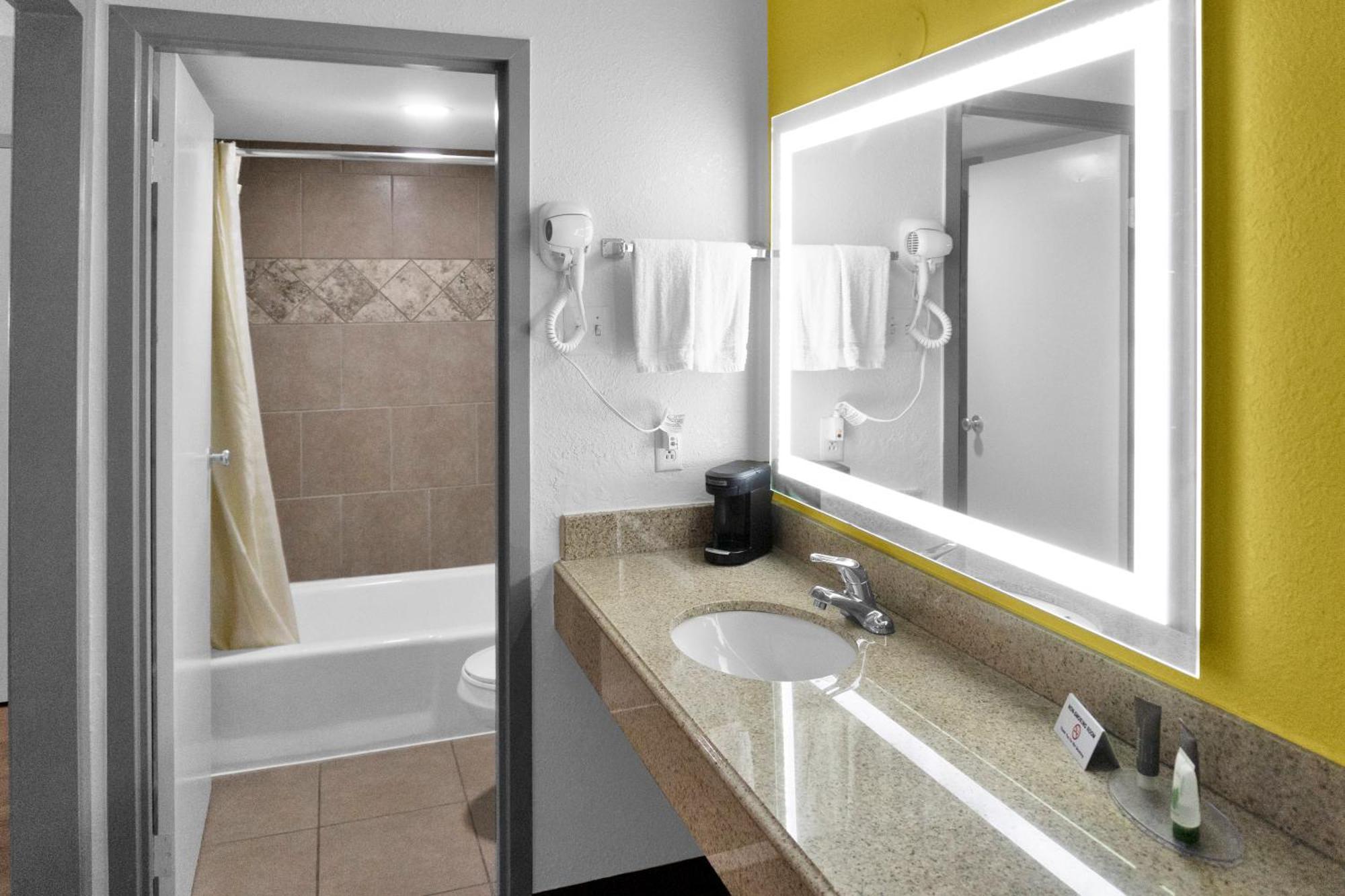 Econo Lodge Carlsbad Caverns Area Bagian luar foto